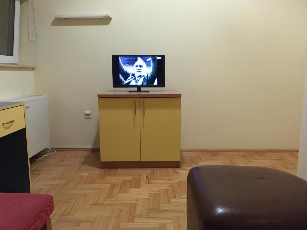 Hostel Teresianum アレクシナツ エクステリア 写真