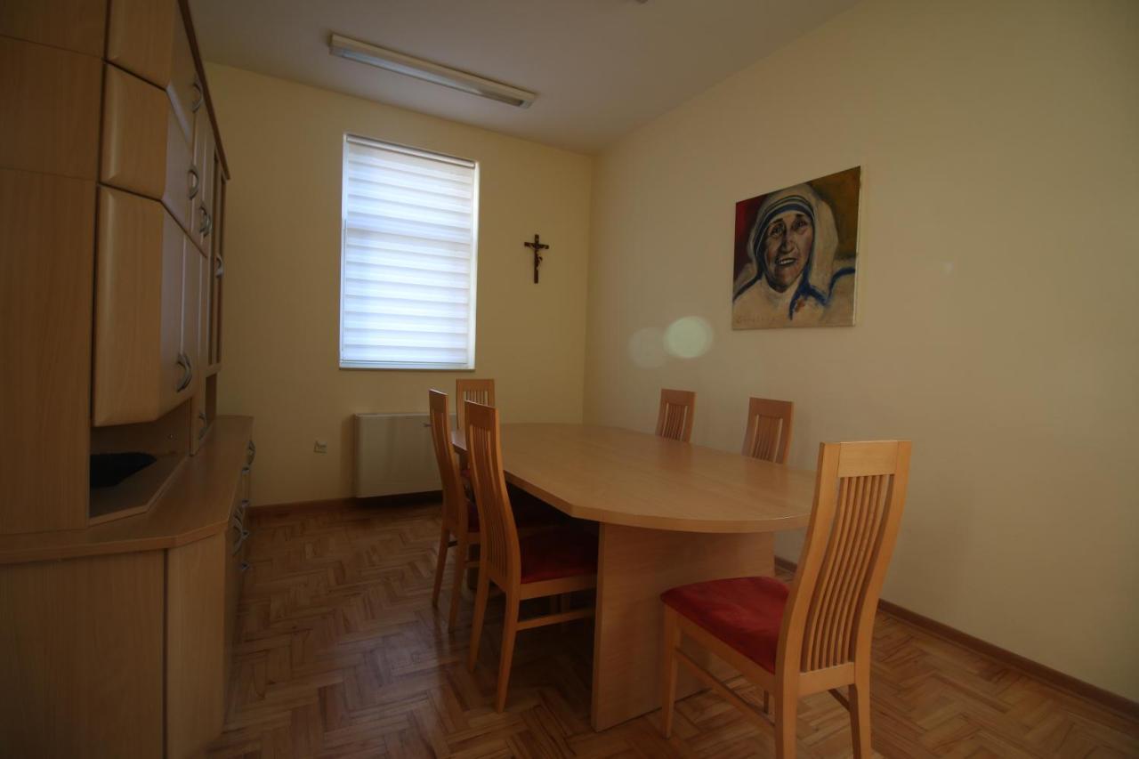 Hostel Teresianum アレクシナツ エクステリア 写真