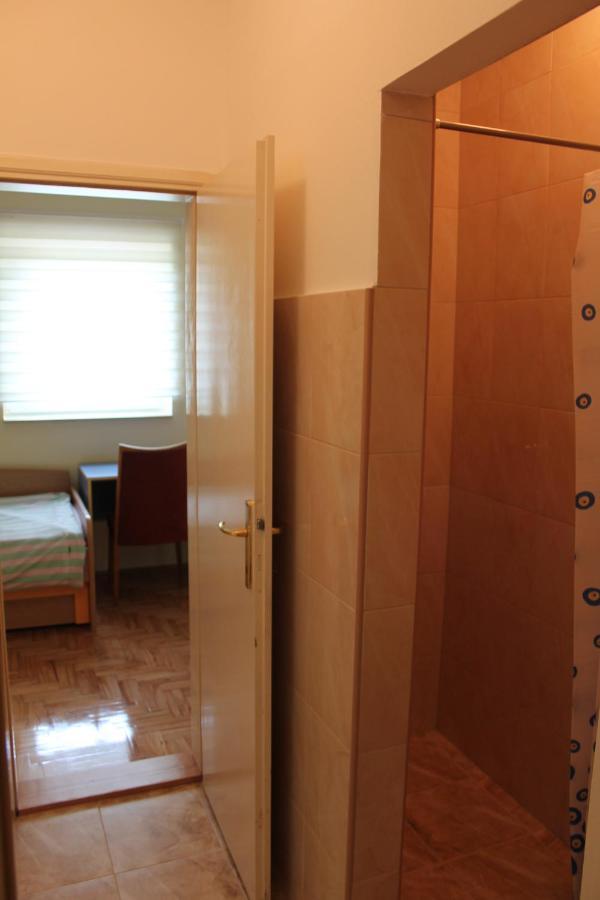 Hostel Teresianum アレクシナツ エクステリア 写真