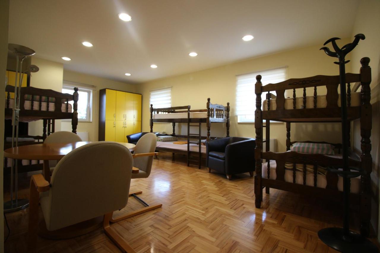 Hostel Teresianum アレクシナツ エクステリア 写真
